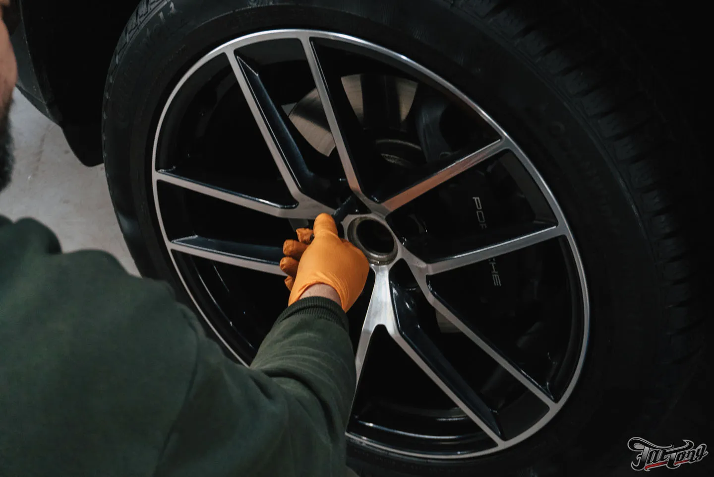 Фирменный Шиномонтаж на вибростенде на стендах Hunter для Porsche Macan